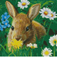 Алмазна мозаїка Strateg ПРЕМІУМ Зайченя на галявині розміром 30х30 см CA-0032
