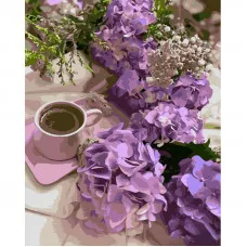 Картина по номерам Strateg ПРЕМИУМ Фиолетовые гортензии с кофе с лаком размером 40х50 см (GS1304)