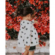 Картина по номерами Strateg ПРЕМИУМ Маленькая девочка и красные цветы размером 40х50 см (GS266)